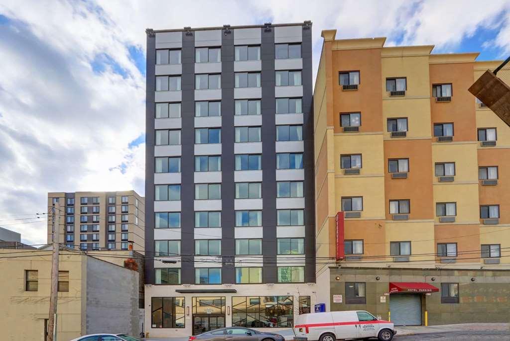 Microtel Inn By Wyndham Long Island City New York Exterior photo