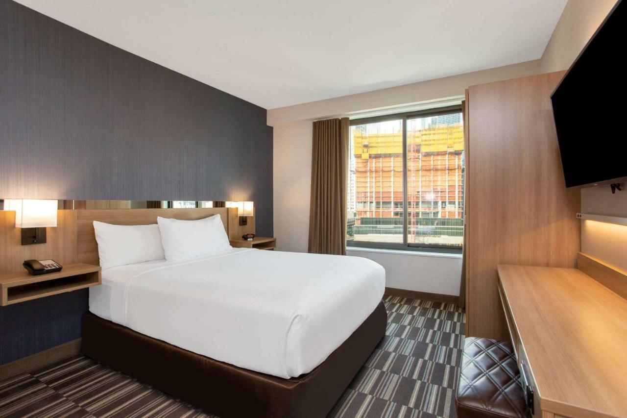 Microtel Inn By Wyndham Long Island City New York Exterior photo